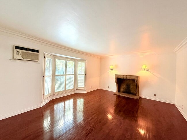 Building Photo - Very Unique Spacious sleek One Bedroom - O...