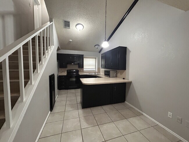 Foto del edificio - Spacious 2/2/1 Townhouse in Frenship ISD