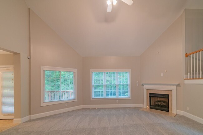 Building Photo - Spacious 5 Bedroom, 3.5 Bathroom Home in M...