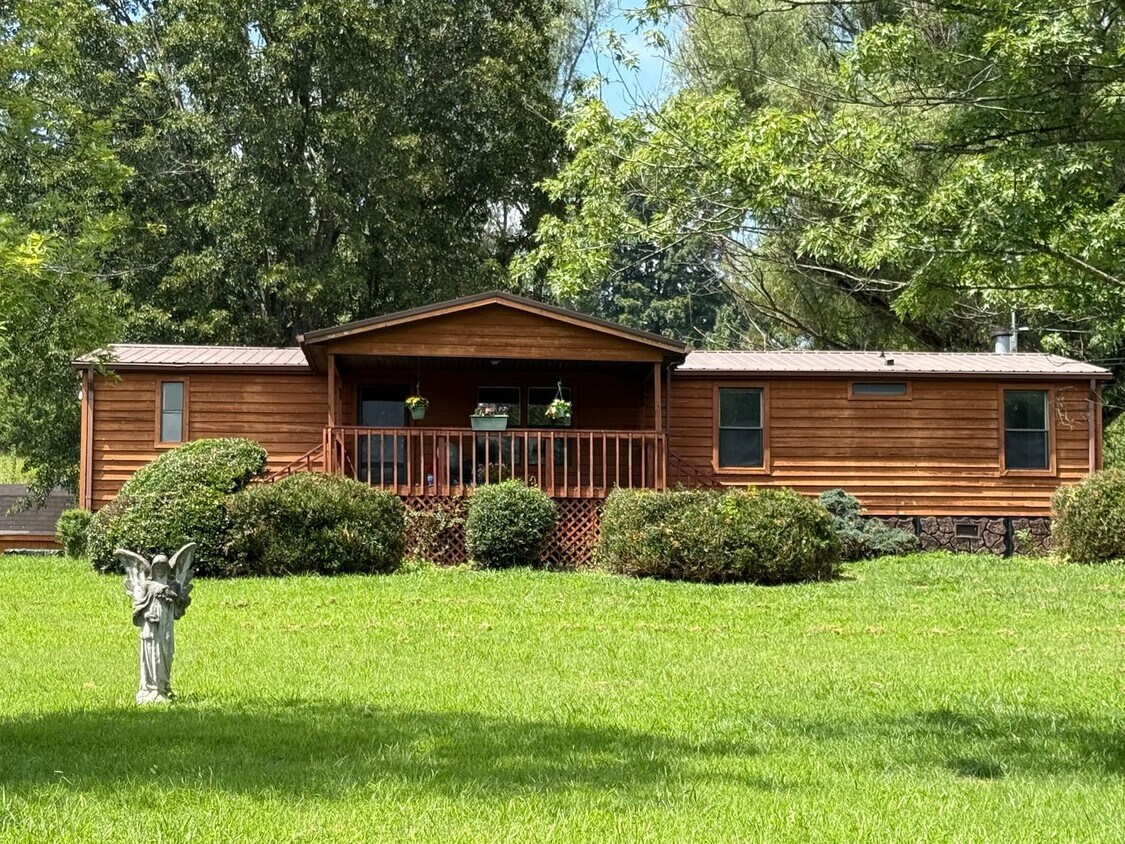 Foto principal - Move-In Ready 3/2 Home With Modern Upgrades & Country Charm