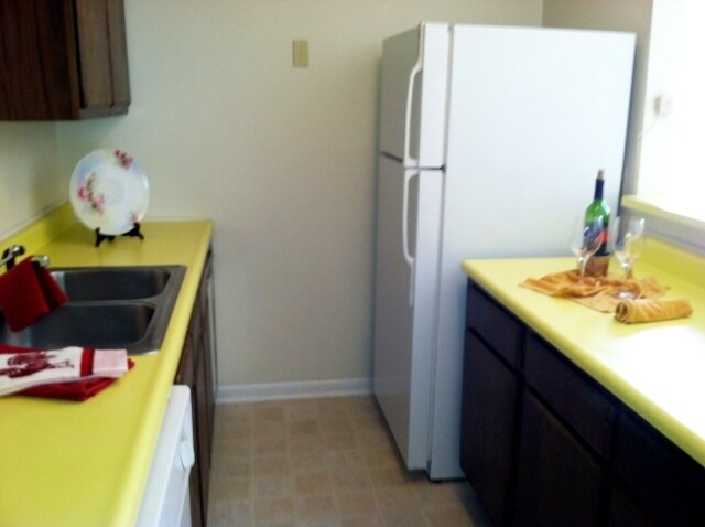 Building Photo - 2 BR/ 2.5 BA Townhome off Guilford College...
