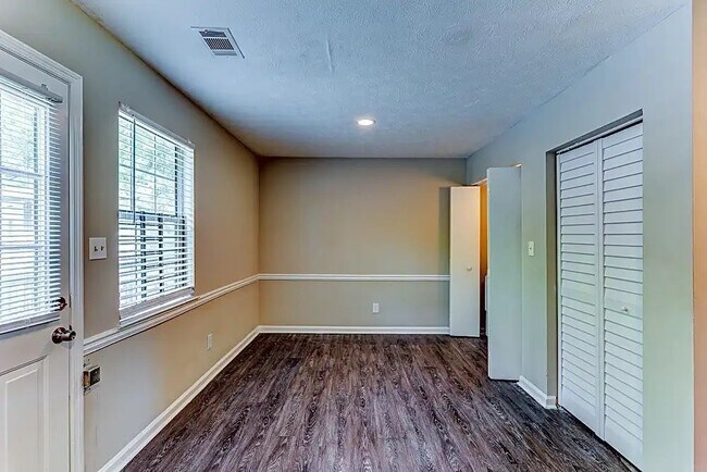Foto del edificio - 3494 Creekview Pl