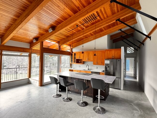 Building Photo - 1425 Benzon Crescent