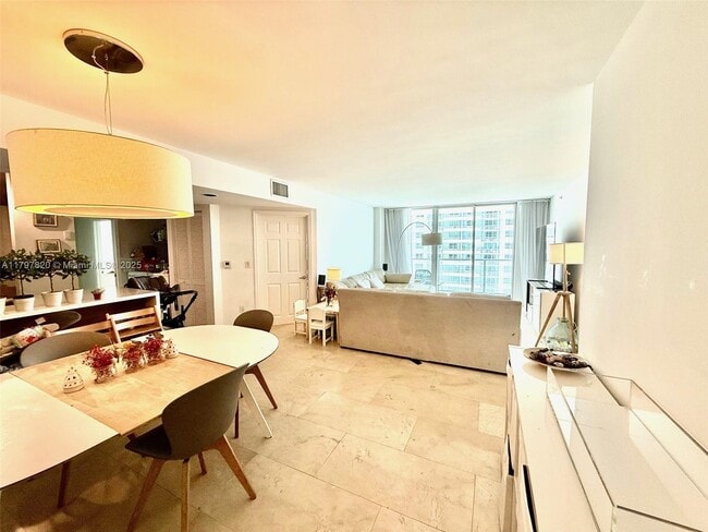 Building Photo - 1155 Brickell Bay Dr