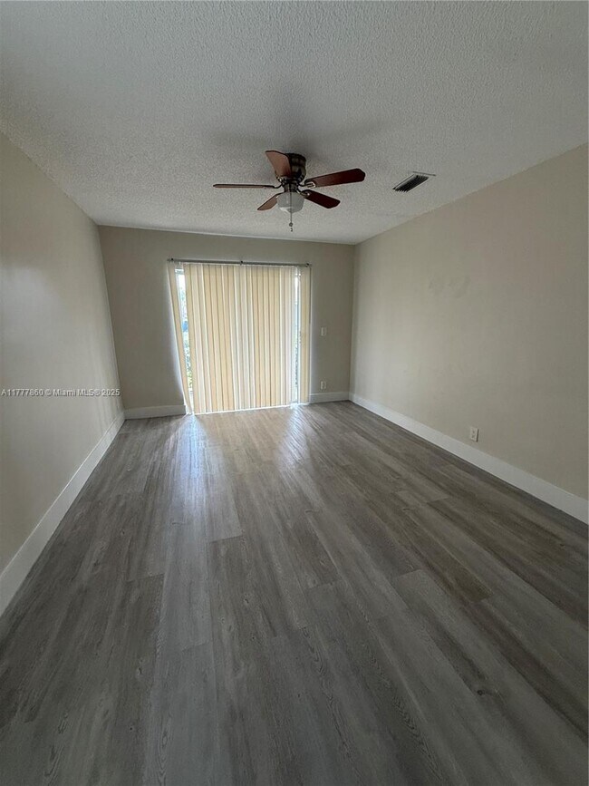 Building Photo - 9961 Three Lakes Cir