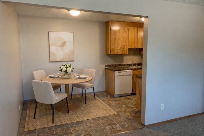 Building Photo - WiFi Included + Pet Friendly Living In Ellensburg!