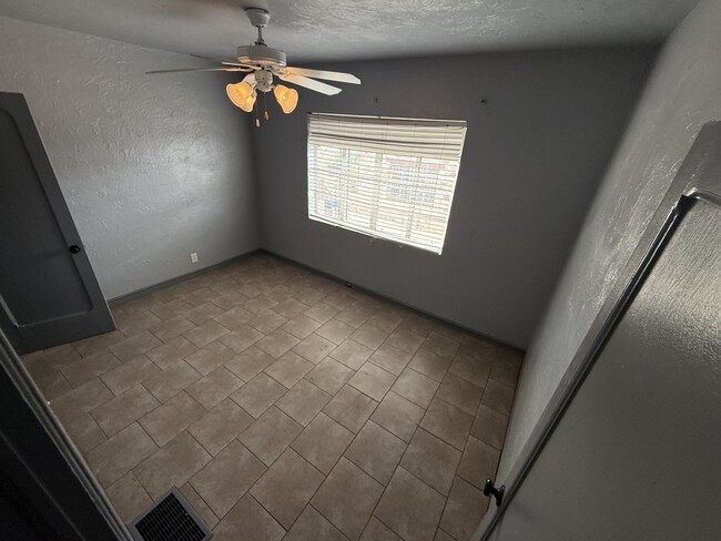 Master bedroom - 2527 Fort Blvd
