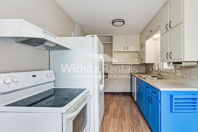 Building Photo - 525 S Derby Ave