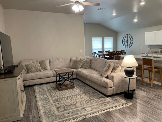Foto del edificio - Available after July 10th.