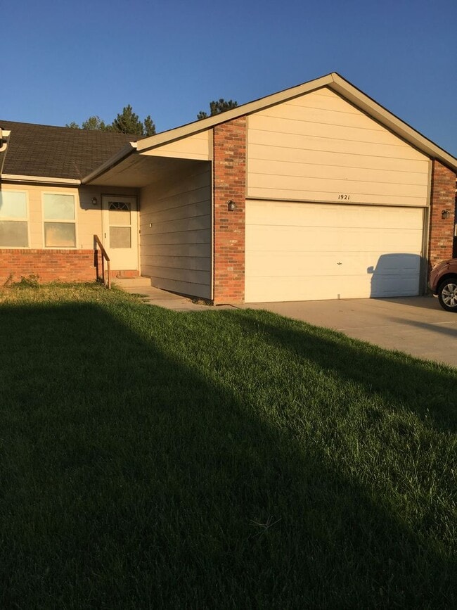 Building Photo - 1921-1923 Almond Ave