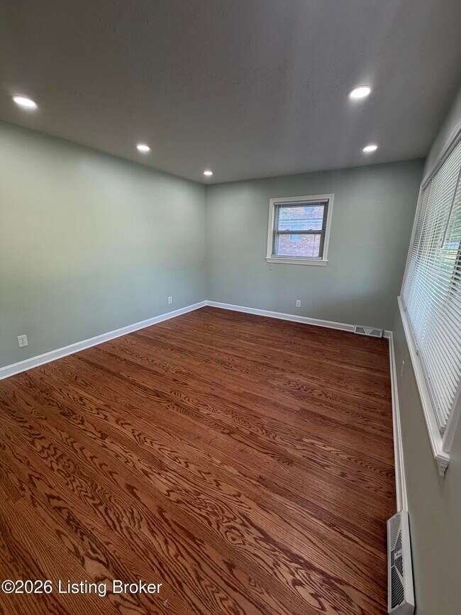 Foto del edificio - 3213 Hikes Ln