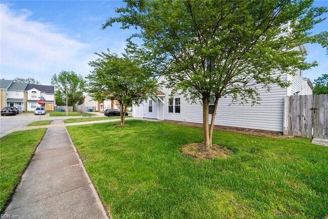 Building Photo - End unit Townhome in the heart of Chesapeake! Available Late July