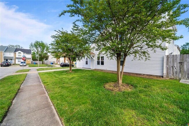 Foto del edificio - End unit Townhome in the heart of Chesapeake! Available Late July