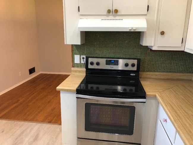 Building Photo - 1104 Lynmoor Dr NE