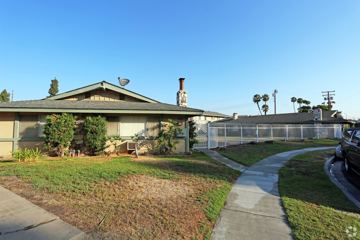 Primary Photo - 12081-12091 Adrian St