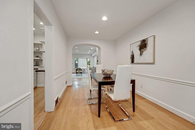 Foto del edificio - 2416 Tunlaw Rd NW