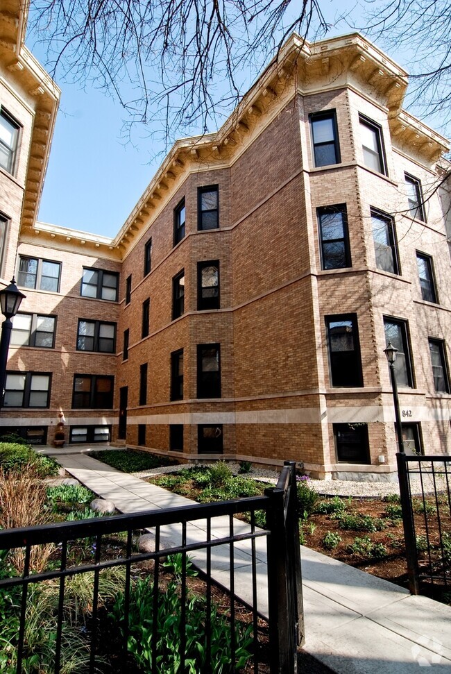Building Photo - 842 W Newport Ave