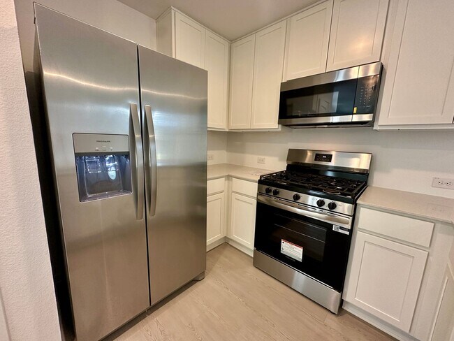 Building Photo - For Lease | 4 Bed, 2.5 Bath |1,979 Sq Ft | Caney Mills |