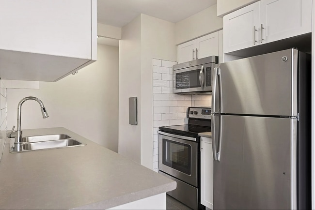 Building Photo - 2175 Avenue Rd