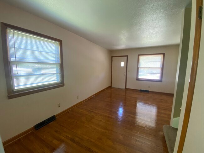 Building Photo - 206 NE Forest Ave