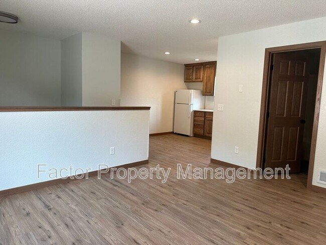 Building Photo - 154 Balcerzak Dr