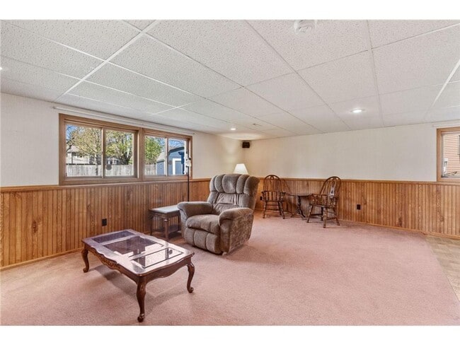 Building Photo - Stunning home located in the heart of Appl...