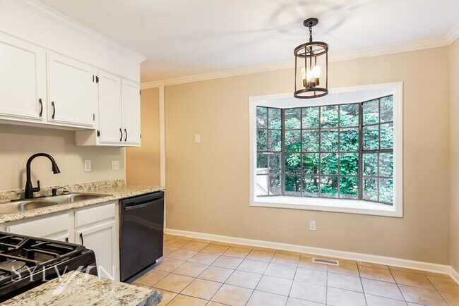 Foto del edificio - Spacious 4 BR 2 BA home