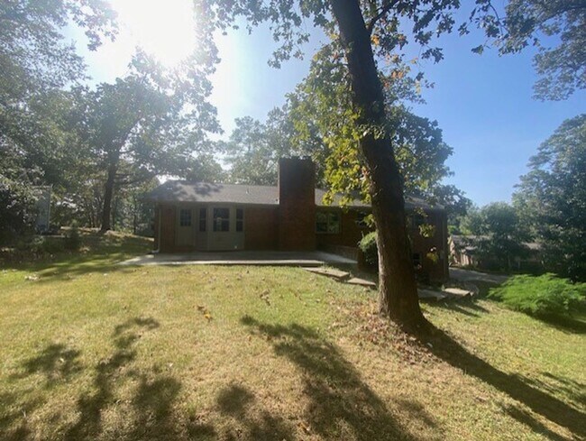 Building Photo - Large family home in Hoover