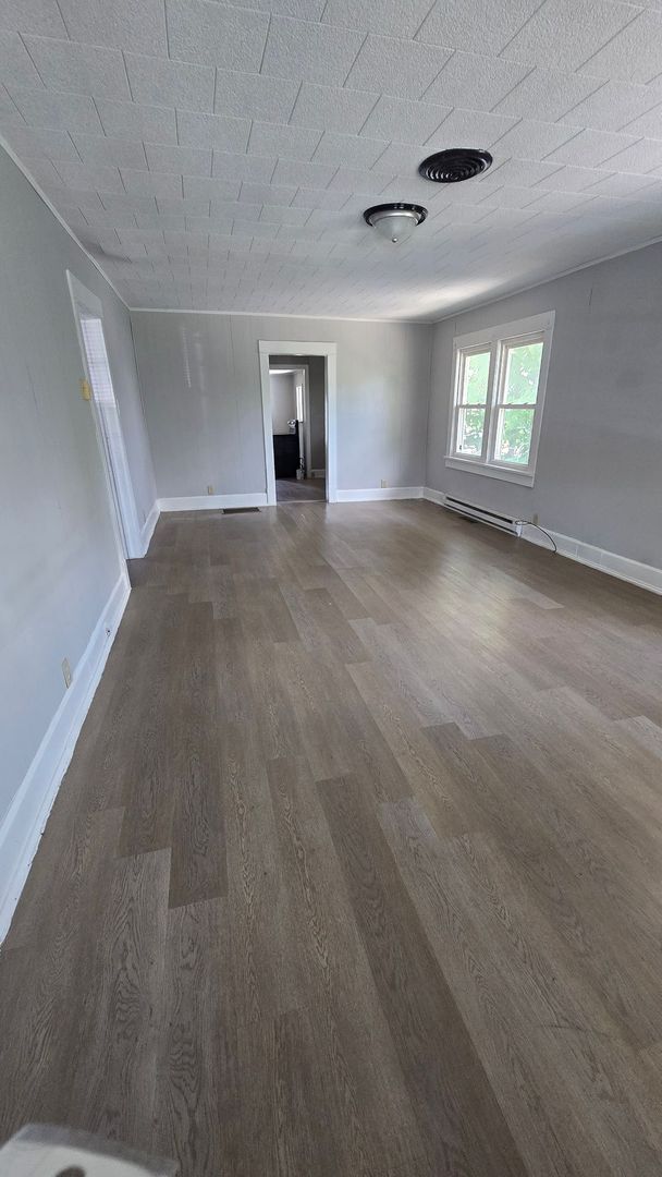 Building Photo - 2 Bed/1 Bath - Spacious Living Room, Detac...