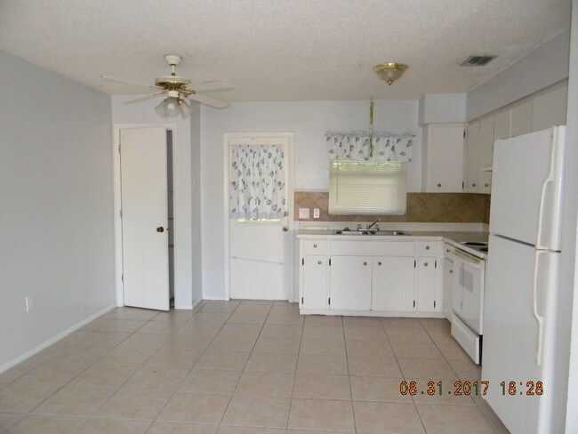 Foto del edificio - 10452 Kidron Ave