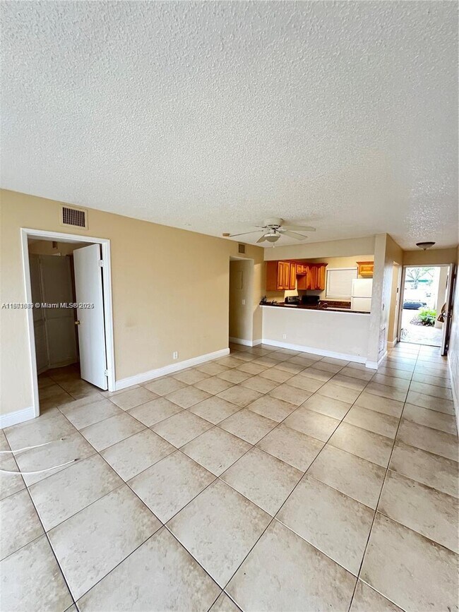Foto del edificio - 1523 Lake Crystal Dr