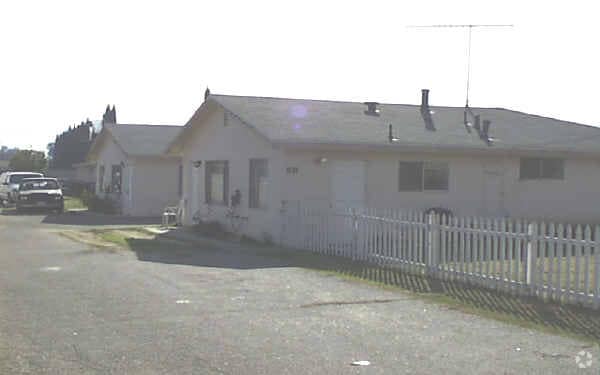 Building Photo - 631 Victoria St