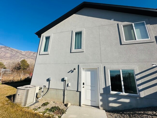 Building Photo - 583 N 400 E