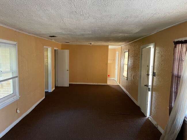Foto del edificio - Spacious 3 Bedroom Home