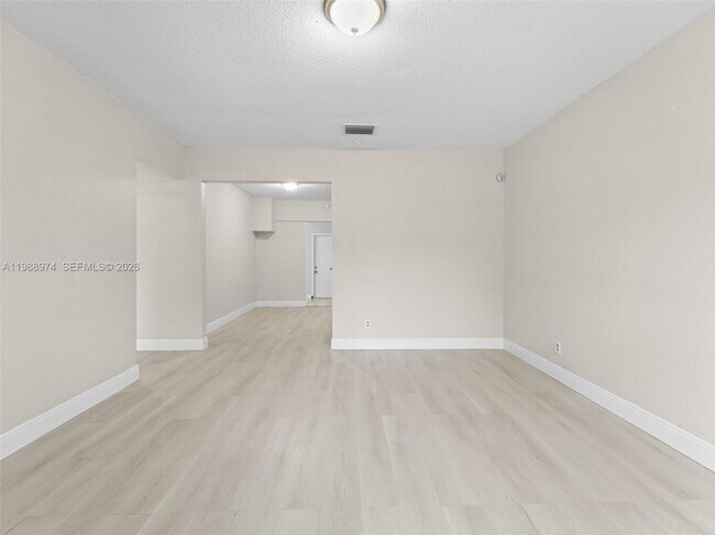 Foto del edificio - 5880 NW 19th St