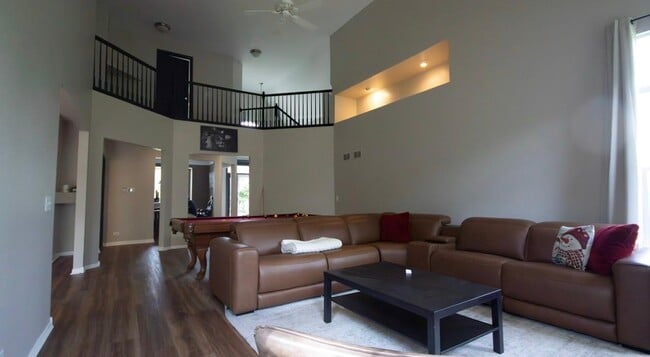 Building Photo - 531 Primrose Ln