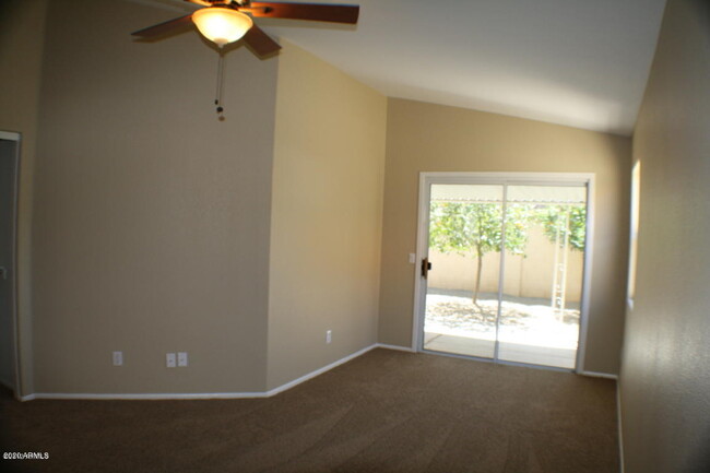 Foto del edificio - 4745 E St John Rd