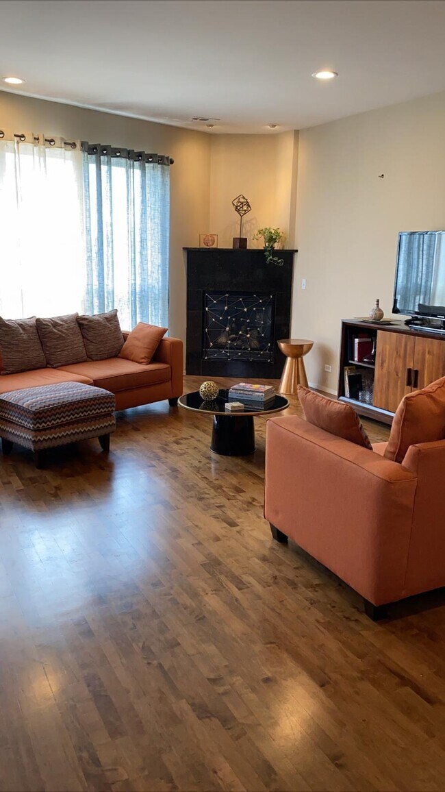 Living Room - 2436 W Madison St