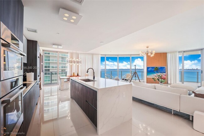Foto del edificio - 488 NE 18th St