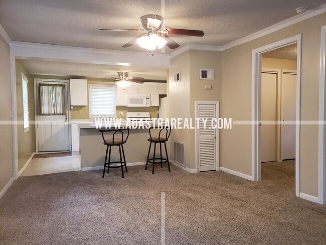 Building Photo - Adorable North Overland Park Home-Availabl...