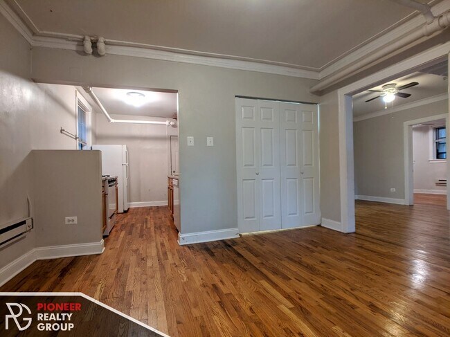 Foto del edificio - 3837 N Greenview Ave