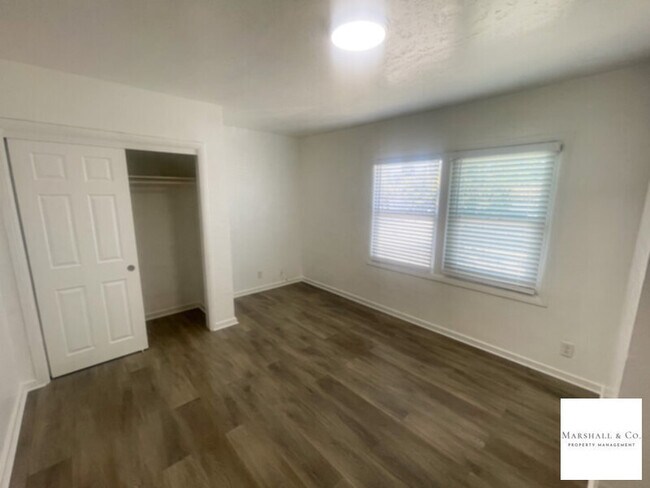 Foto del edificio - REMODELED TOP FLOOR 2BR/1BA IN SMALL AND Q...