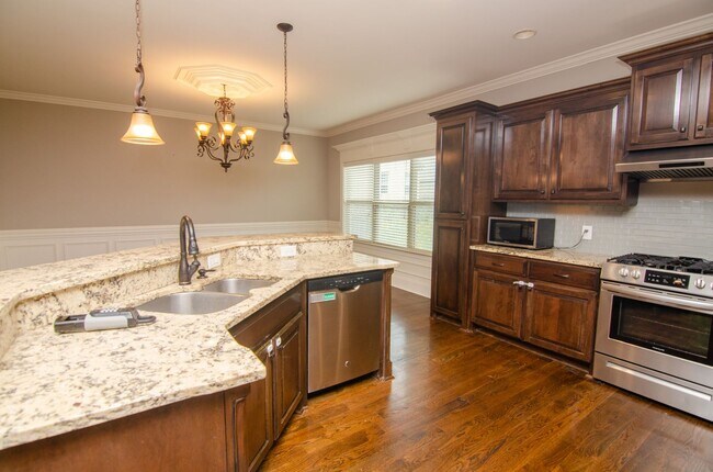 Building Photo - Stunning in Mt Juliet