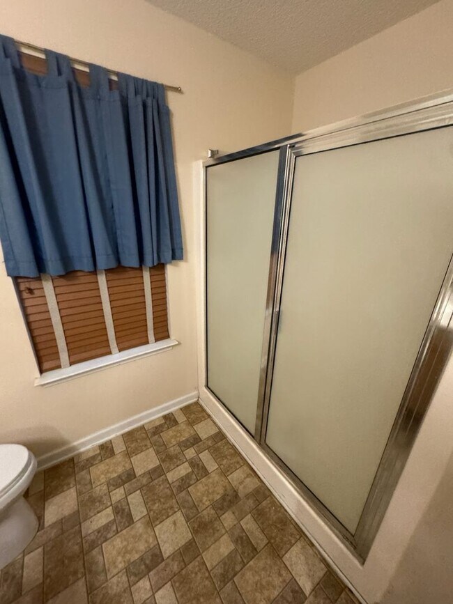 Foto del edificio - Charming and Spacious 3BR 2BA Home w/ Full Kitchen Suite + Garage + Optional Boat Launch Access i...