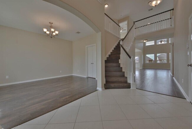 Building Photo - 2211 Dama Dr