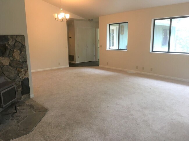 Building Photo - 2 Bedroom, 2 bath in Lake Wildwood gated c...