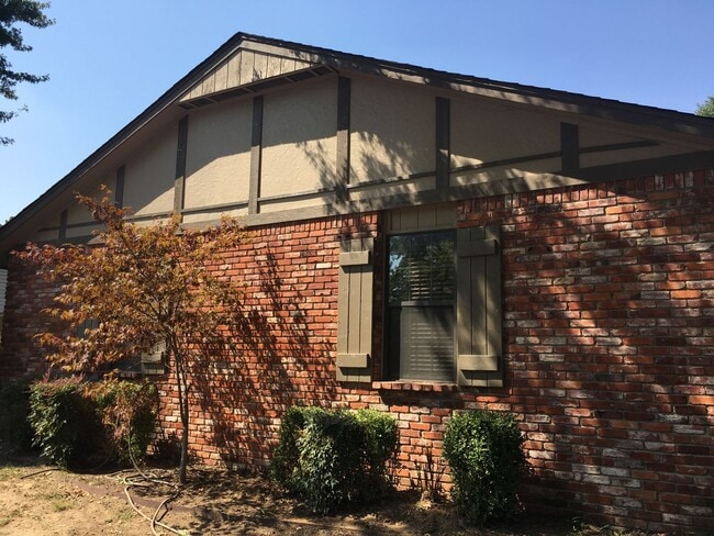 Building Photo - Spacious 3BD 2BTH Updated Owasso Home