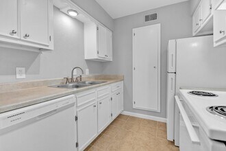 Building Photo - 521 Spring Dr