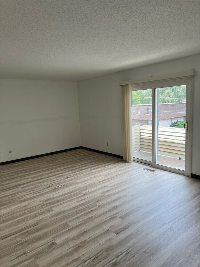 Building Photo - Updated 2 bedroom Condo - Available Now