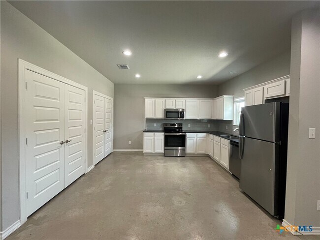 Building Photo - 611 E Martindale St